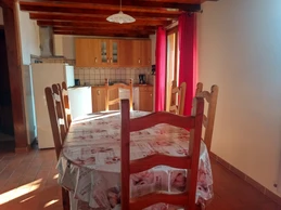 Vue d'ensemble cuisine équipée et table pour les repas