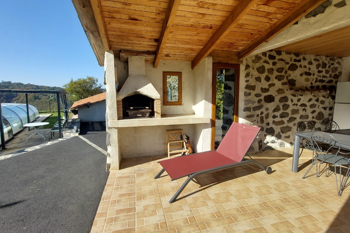 Barbecue, pergola et piscine couverte