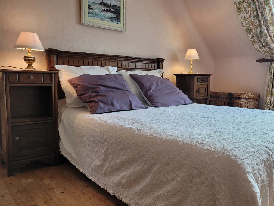 Gîte Mayline, chambre lit 140 bureau armoire et chevets étage