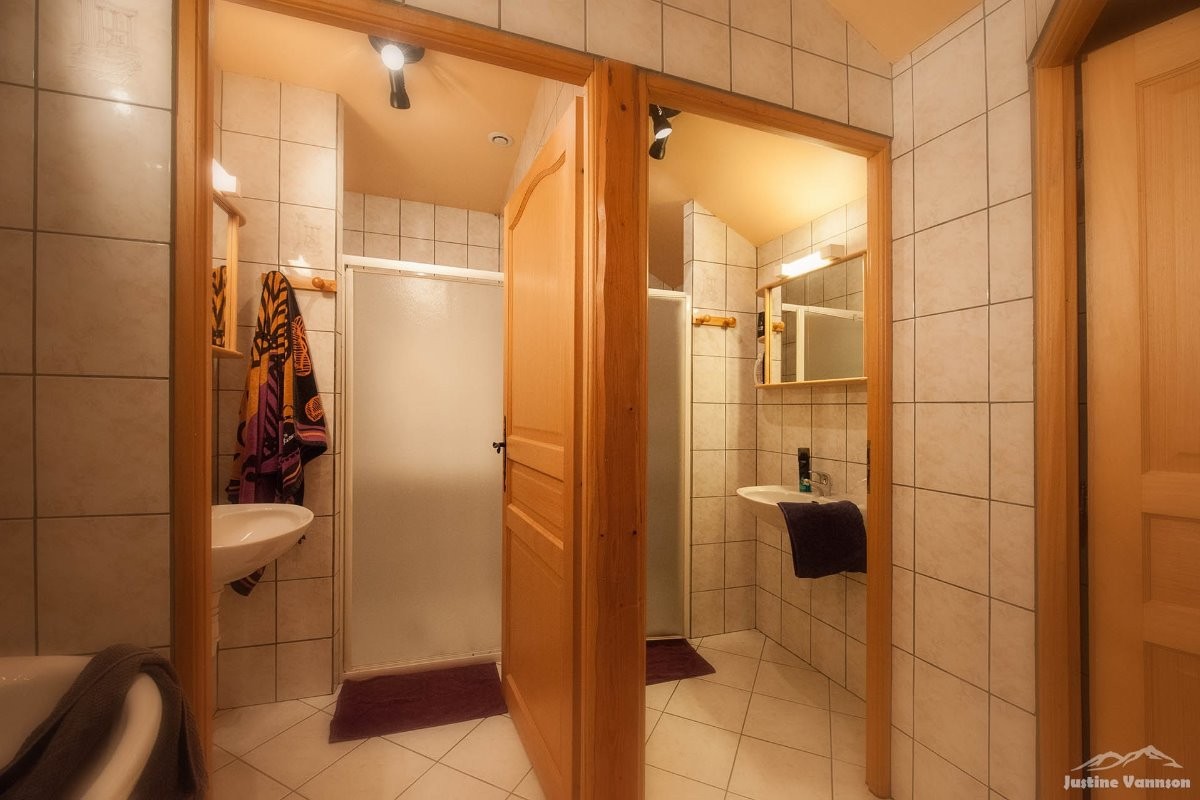 Salle de bain avec 3 douches et 2 wc - Appartement La Tanière des copains à La Bresse