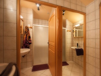Salle de bain avec 3 douches et 2 wc - Appartement La Tanière des copains à La Bresse