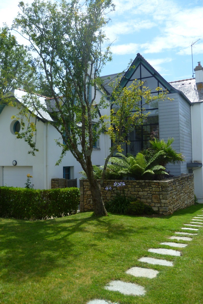 jardin à l'arrière de la maison