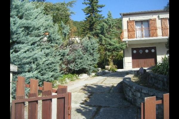 Entrée de la maison, vue du jardin clos