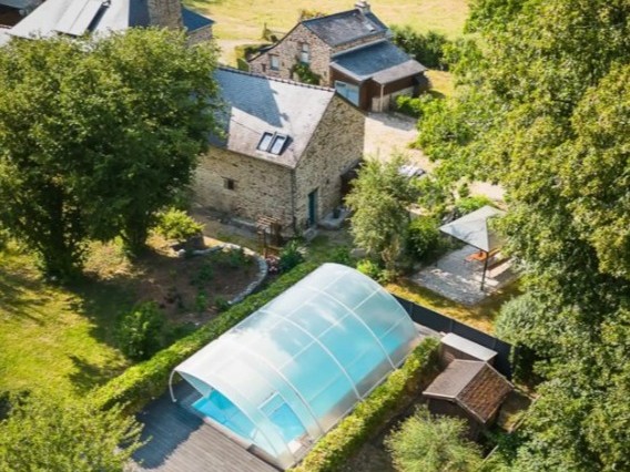 Numerous leisure facilities available (shared with other travellers): trampoline, heated swimming pool from May to September, swings, table tennis, petanque area. And travellers are not the only ones to enjoy the 1.5-hectare park!