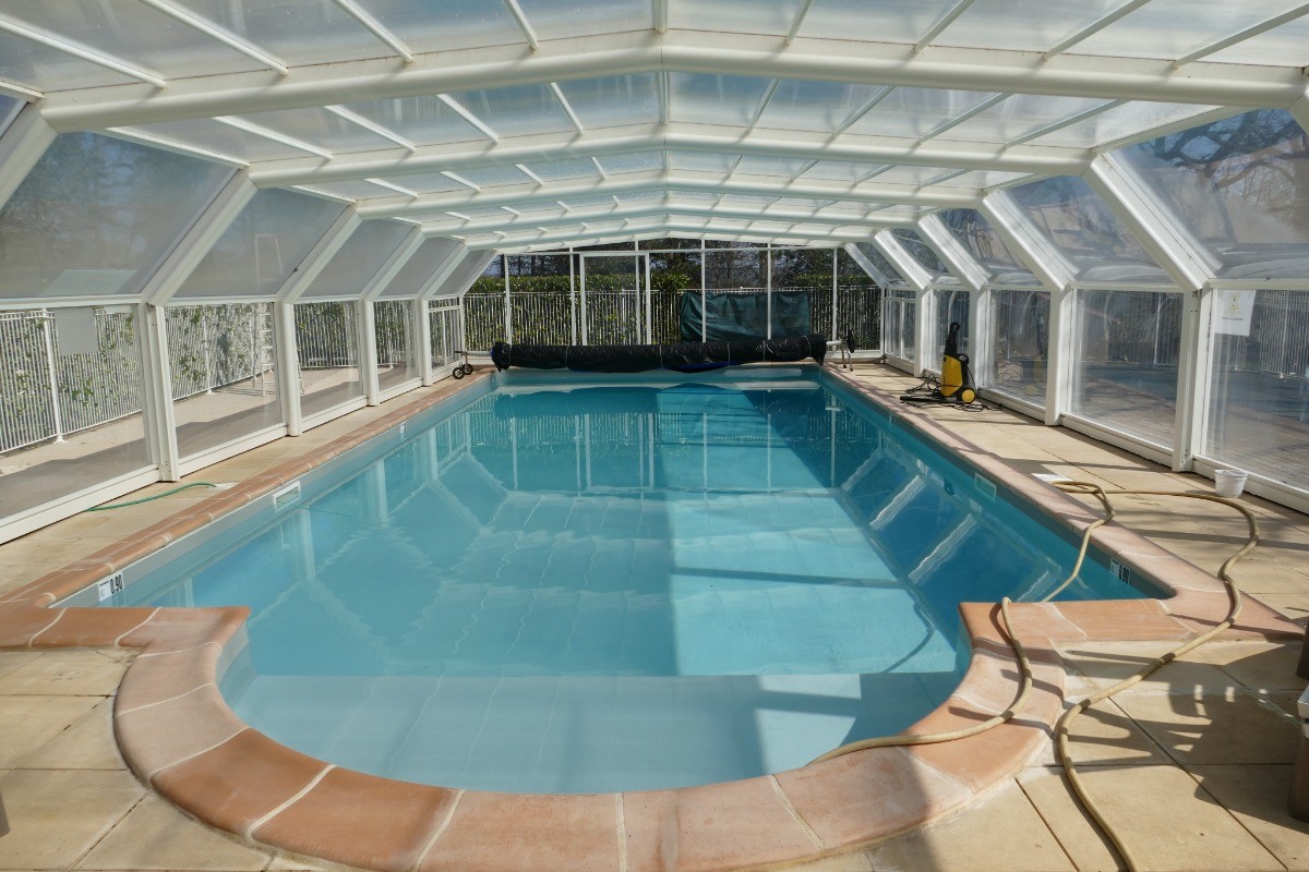 Piscine couverte et sécurisée chauffée Village de Gîtes Les Collines d'Eyvigues 24580 Salignac Eyvigues Clévacances