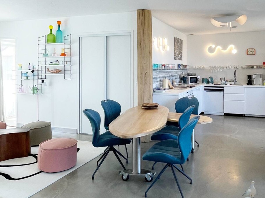 photo prise de la bibliothèque-TVcuisine américaine vers la cuisine