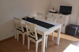 Le coin repas : table extensible pouvant accueillir 8 personnes