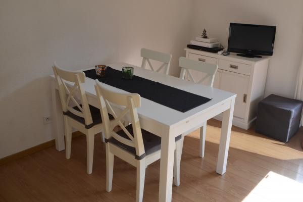 Le coin repas : table extensible pouvant accueillir 8 personnes