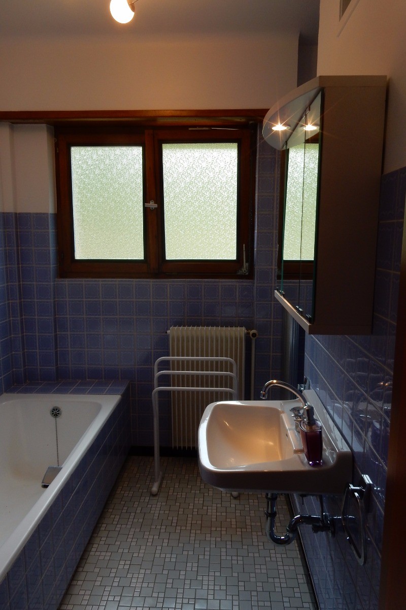 SALLE DE BAIN AVEC BAIGNOIRE ET DOUCHE SEPAREE
