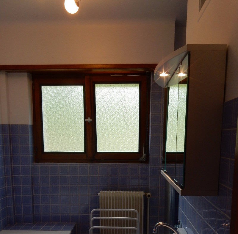 SALLE DE BAIN AVEC BAIGNOIRE ET DOUCHE SEPAREE