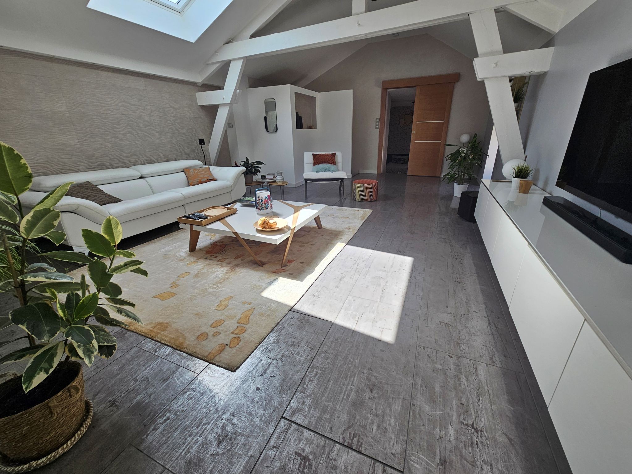 1er étage de 100 m² privé pour les voyageurs, salon privé pour les 2 chambres d'hôtes avec grand écran