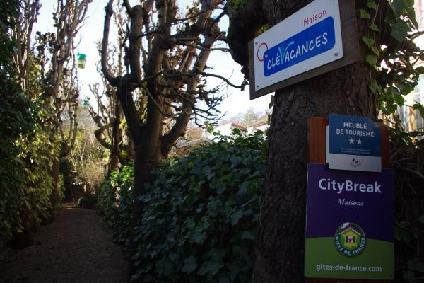 Entrée principale de la propriété