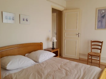 Chambre 1 sud donnant sur balcon, lits équipés de couette, faits à l'arrivée