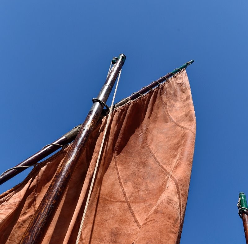 la voile du Rigolo,un sardinier du début du siècle et toujours a Doêlan.