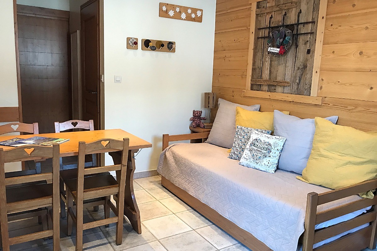 coin salon et coin repas de la location Casareva