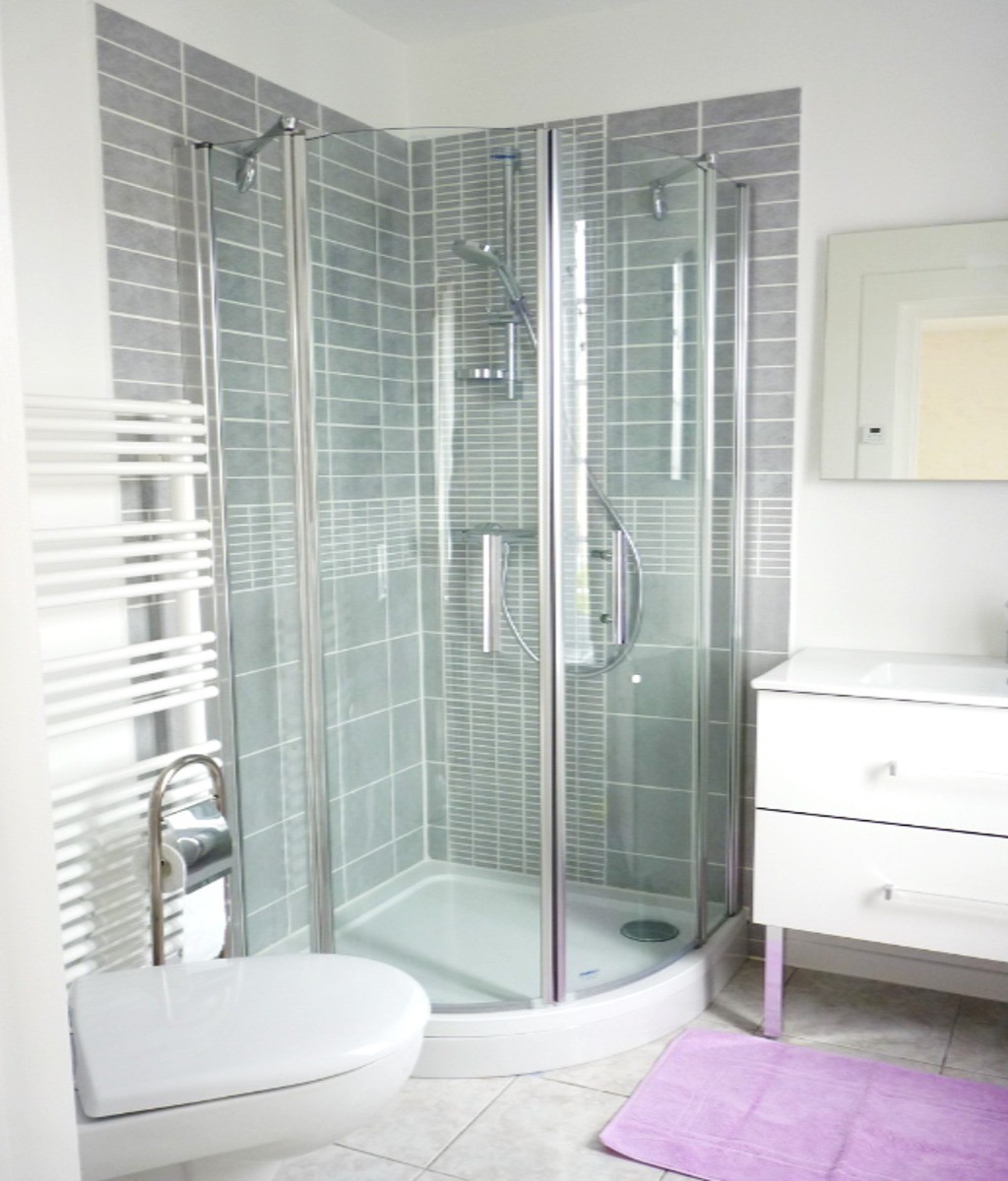 Salle d'eau avec douche grande dimension et WC.
