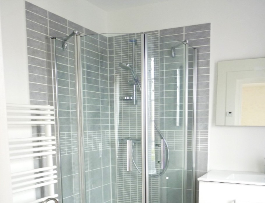 Salle d'eau avec douche grande dimension et WC.