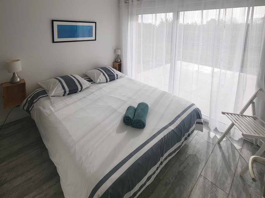 Ground floor: Bedroom 1 - Bed 160