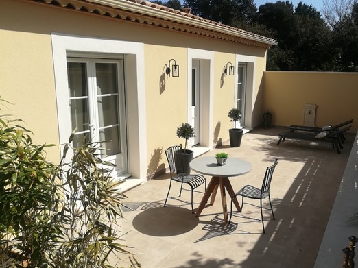 Grande terrasse privative avec parasol