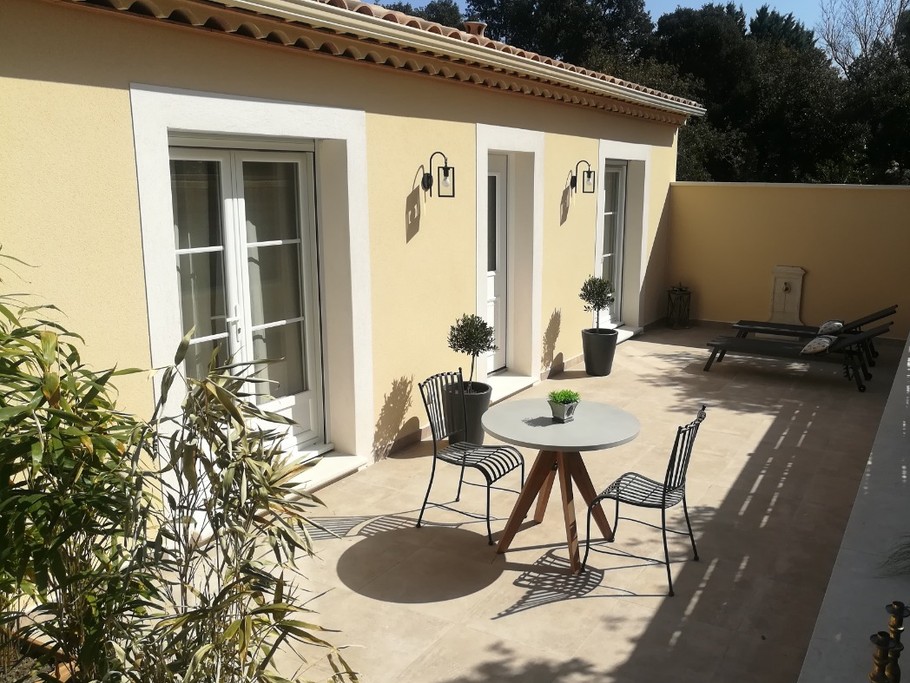 Grande terrasse privative avec parasol