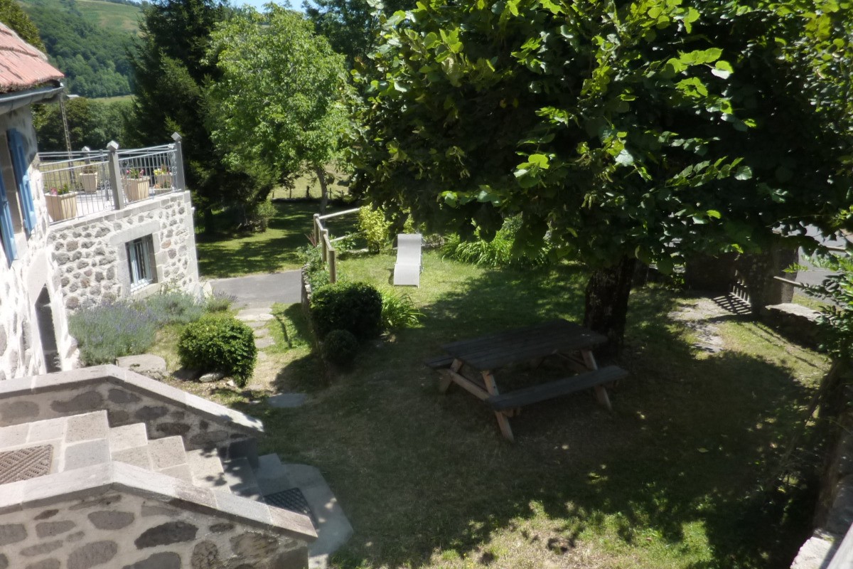 Table de jardin sous le tilleul et farniente sur la chaise longue