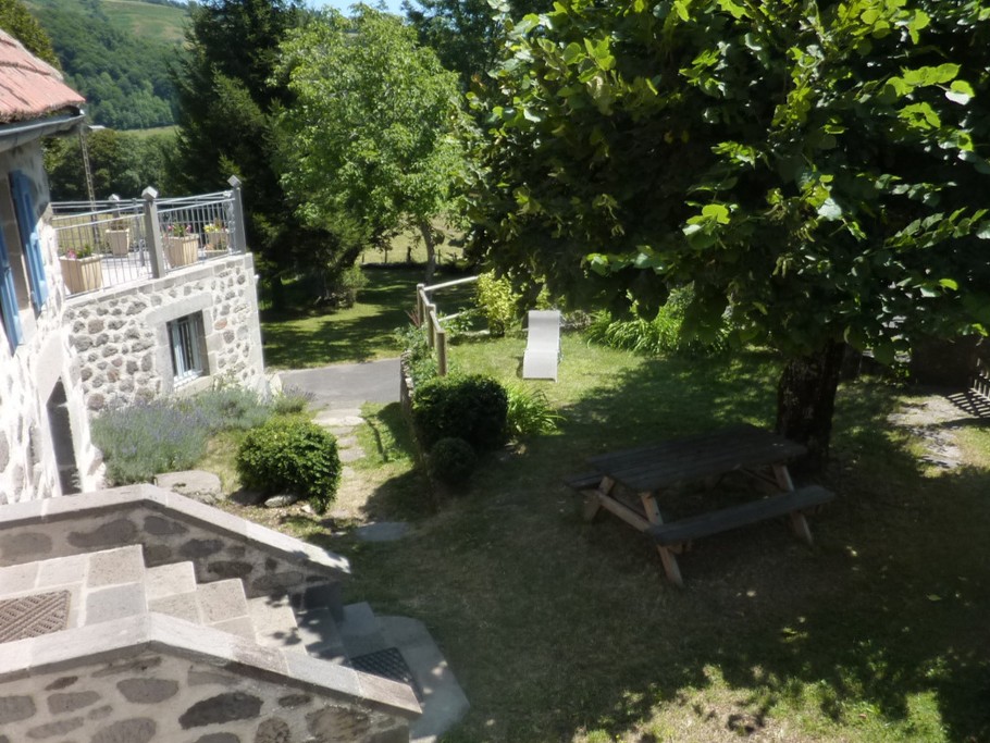 Table de jardin sous le tilleul et farniente sur la chaise longue