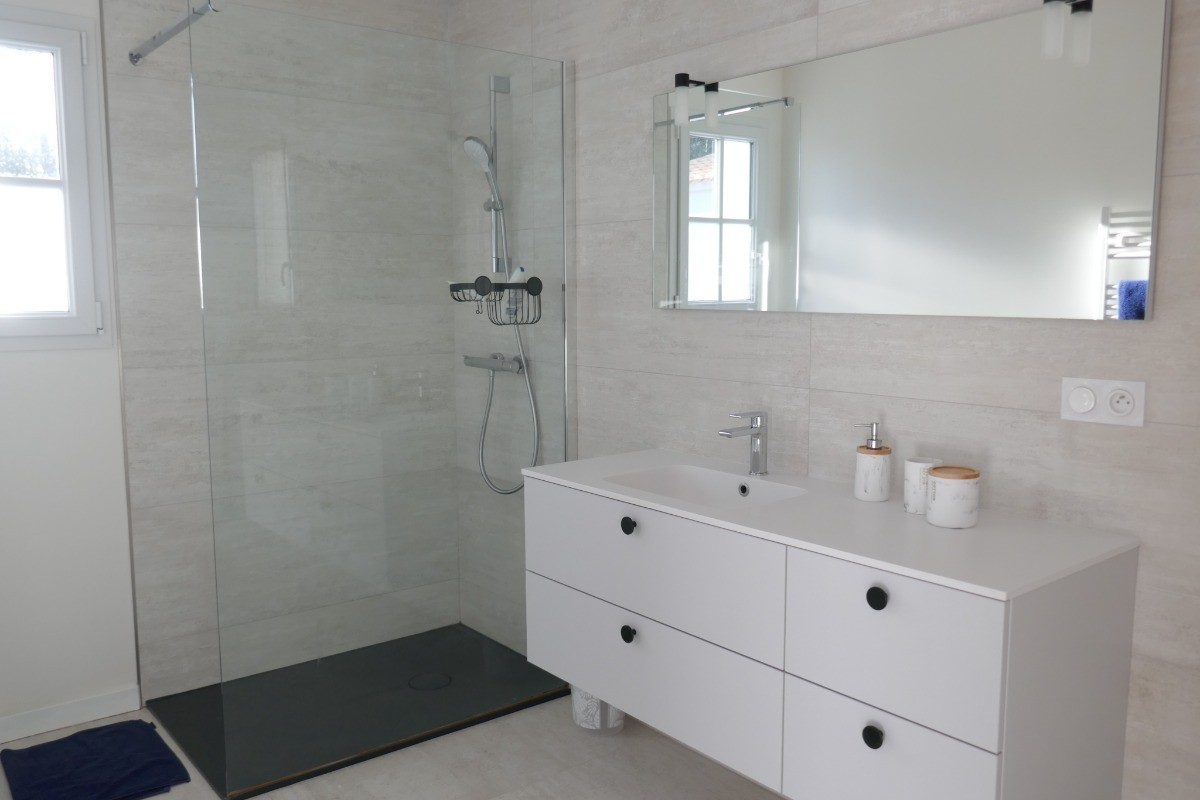 Salle d'eau attenante à la chambre