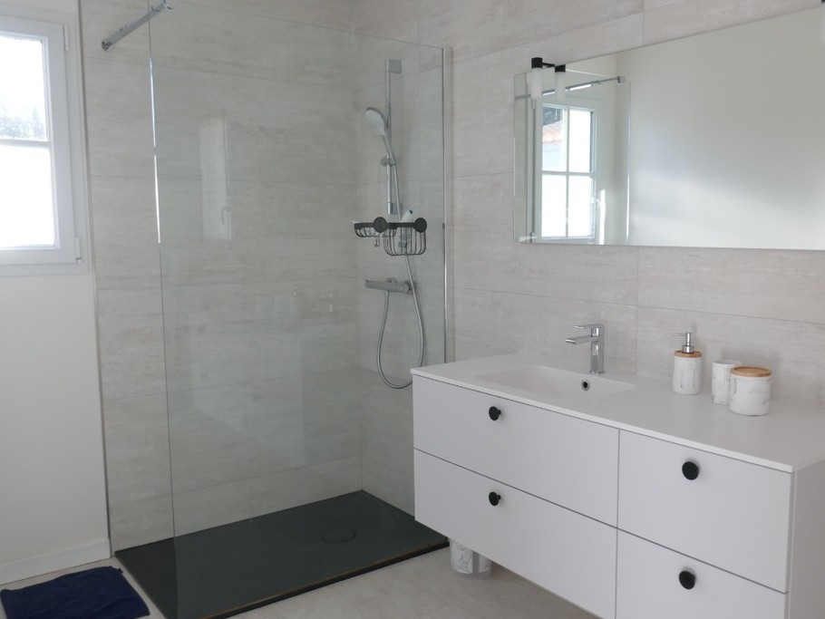 Salle d'eau attenante à la chambre