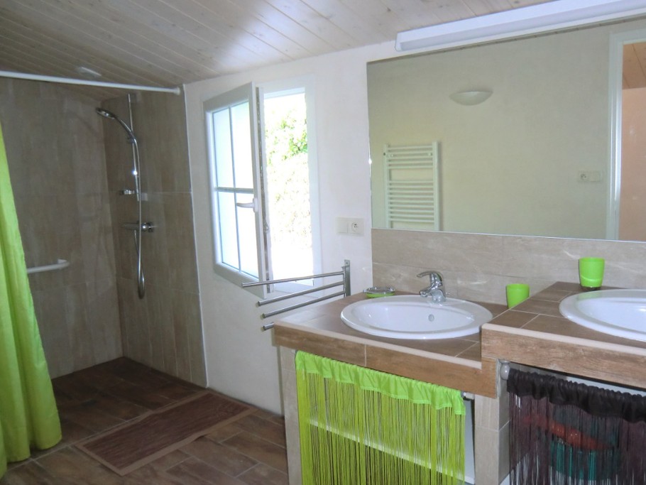 Salle d'eau côté douche