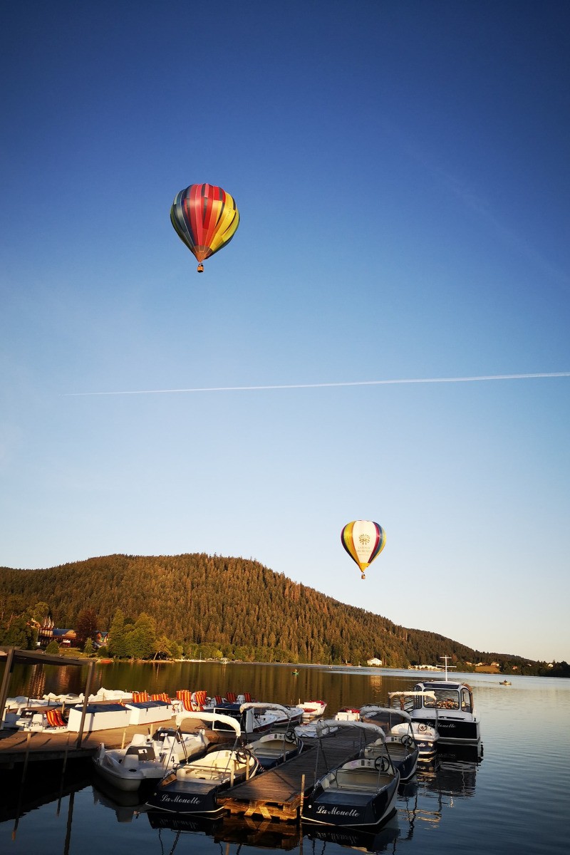montgolfière sur le lac de gérardmer