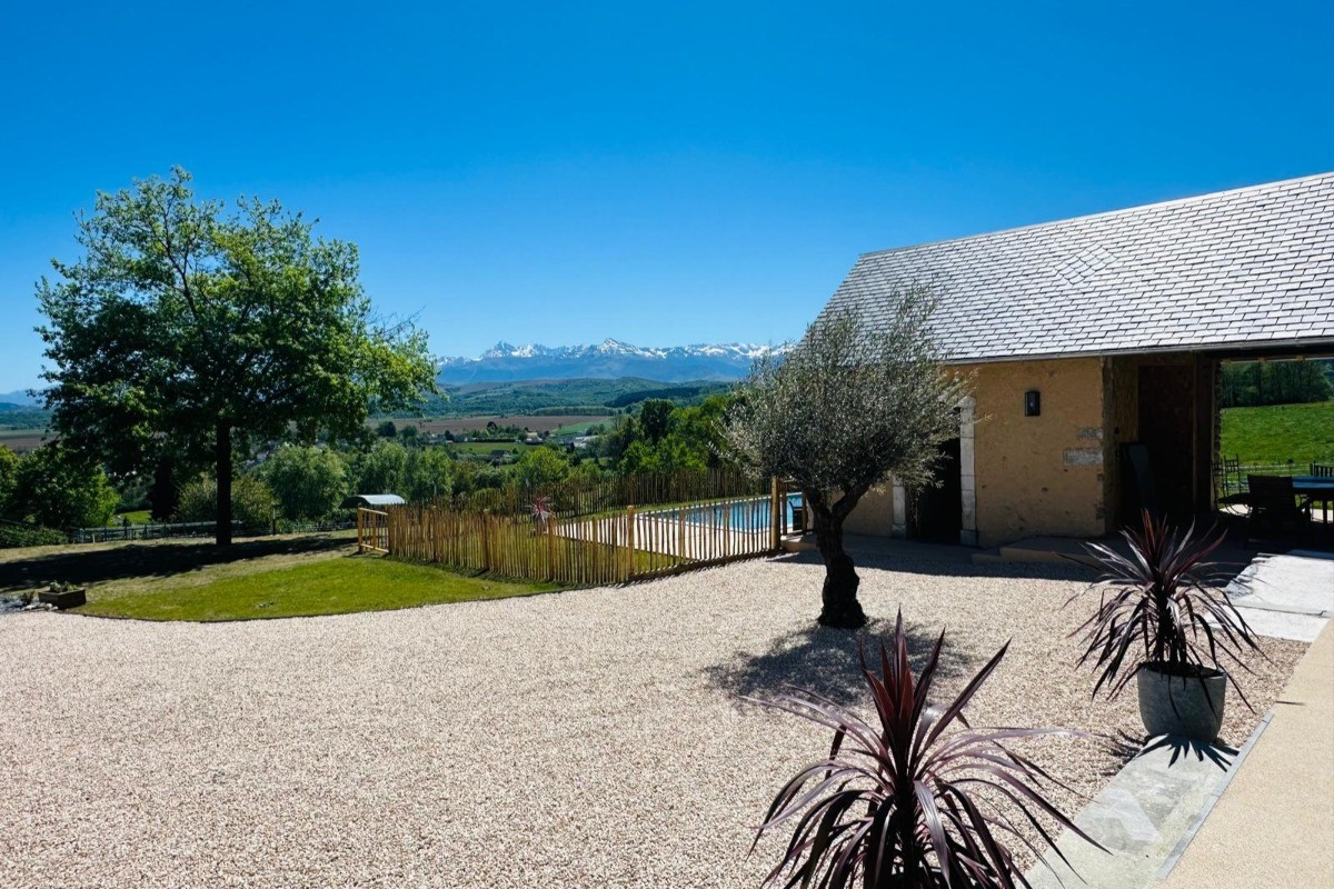 Vue depuis la cour / Titi H.