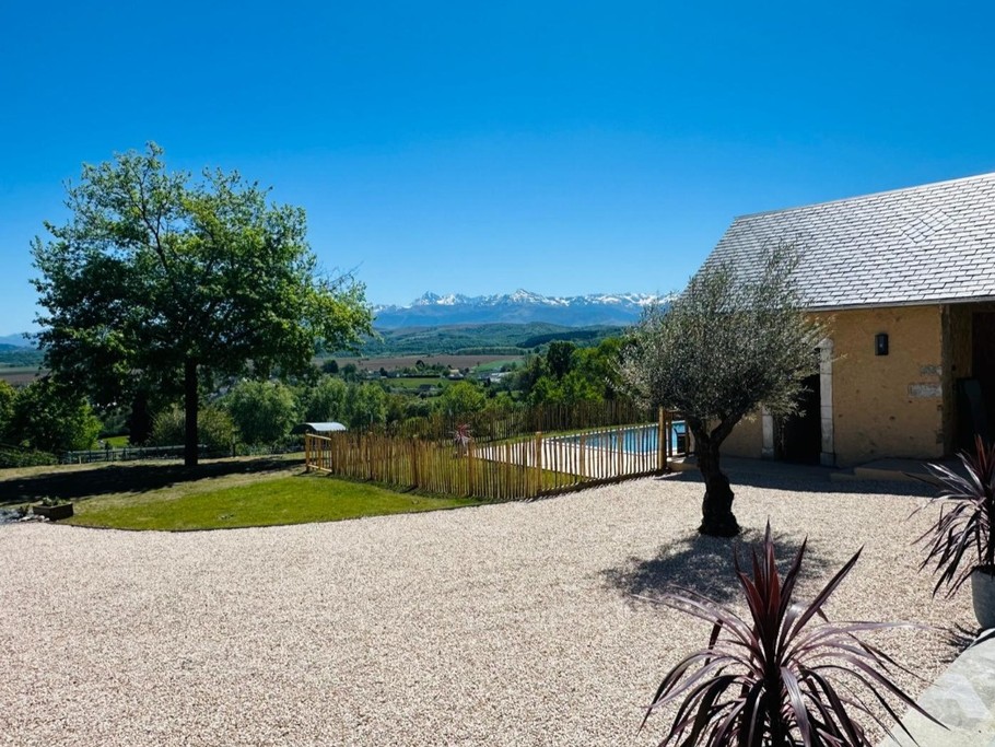 Vue depuis la cour / Titi H.