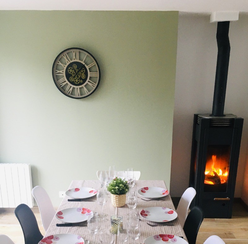 Grande pièce de vie lumineuse avec coin cuisine, coin salon et coin séjour. Accès à la terrasse par la baie vitrée côté séjour.