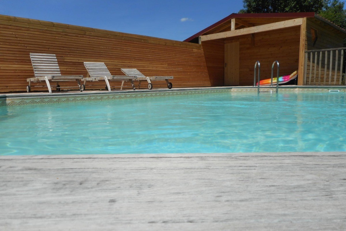 Piscine commune aux 2 autres gîtes.