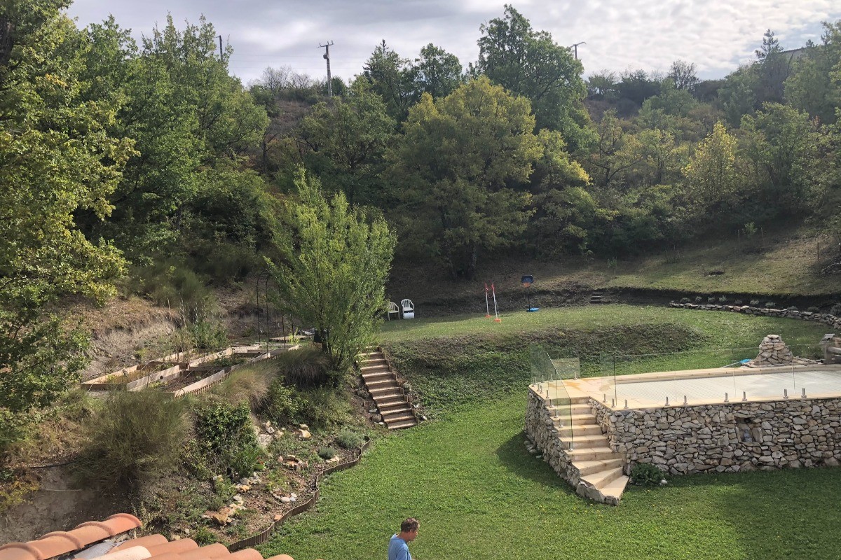 environnement autour de la piscine