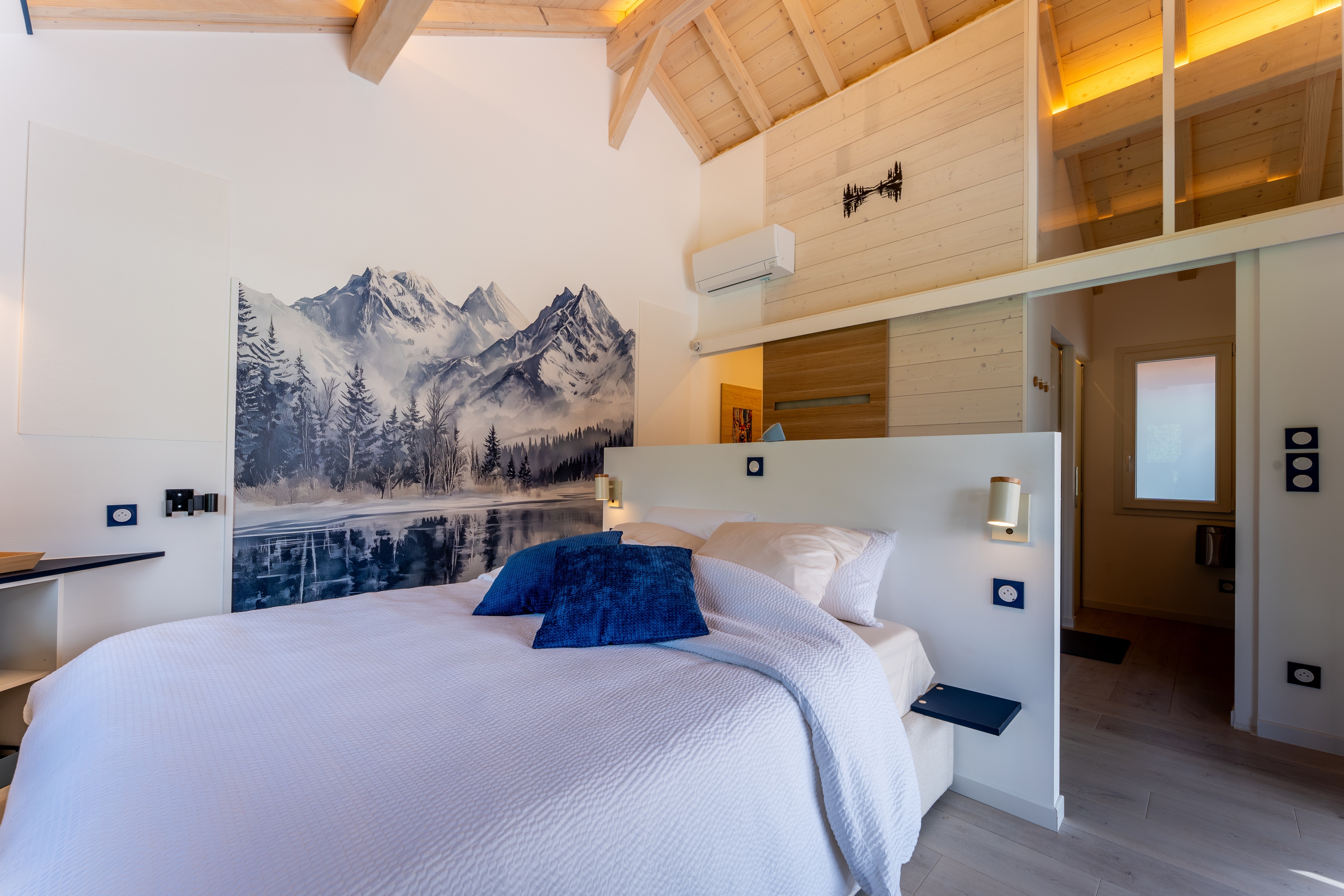 Scandi'Blue king-size bed - Domaine Epic Chalets