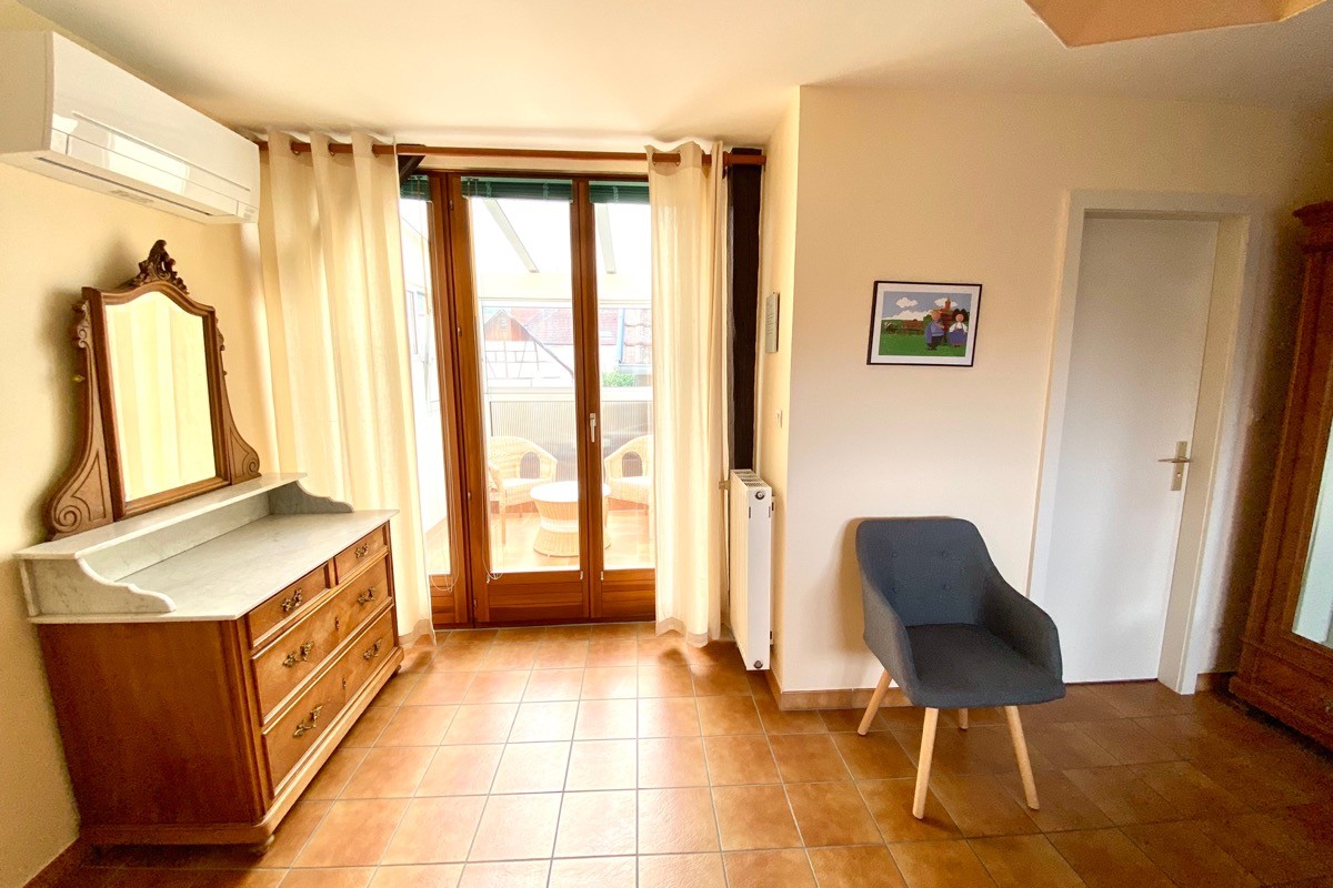Chambre à l'étage avec porte fenêtre donnant sur la loggia
