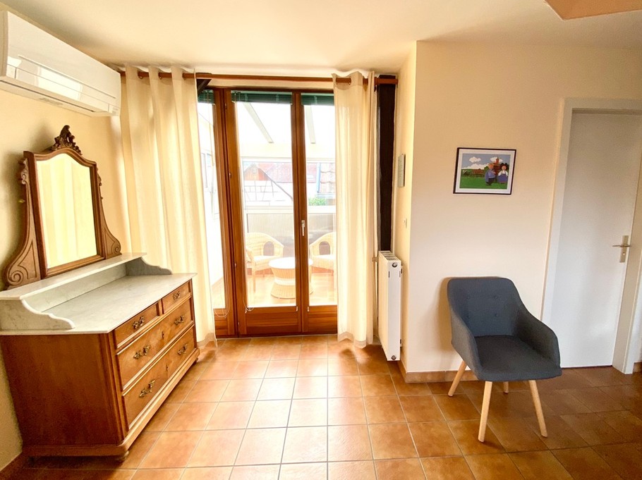 Chambre à l'étage avec porte fenêtre donnant sur la loggia