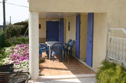 terrasse couverte avec salon de jardin