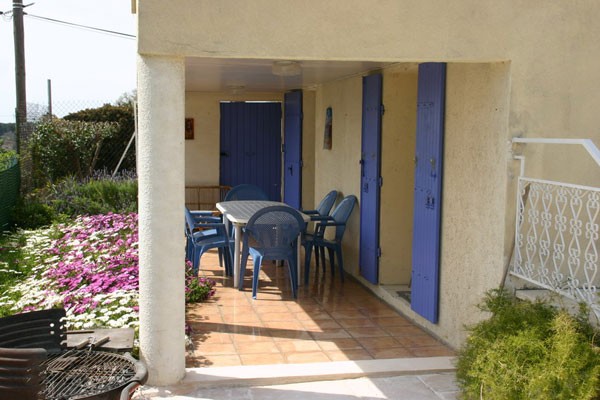 terrasse couverte avec salon de jardin