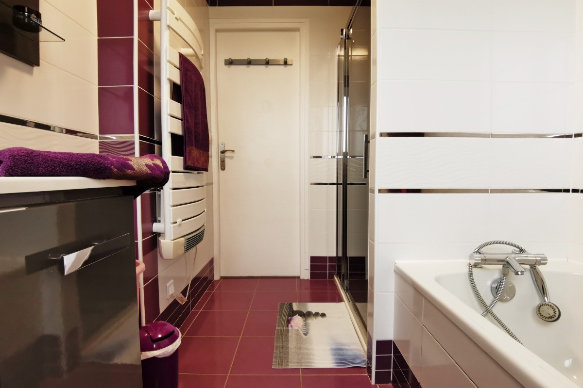 salle de bain avec douche