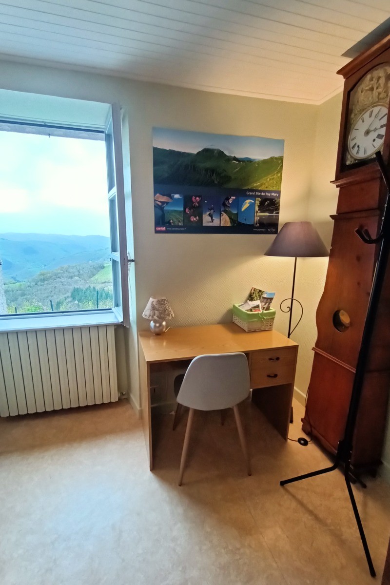 Espace bureau confortable avec connexion Wi-Fi, maison de vacances Lapeyrugue