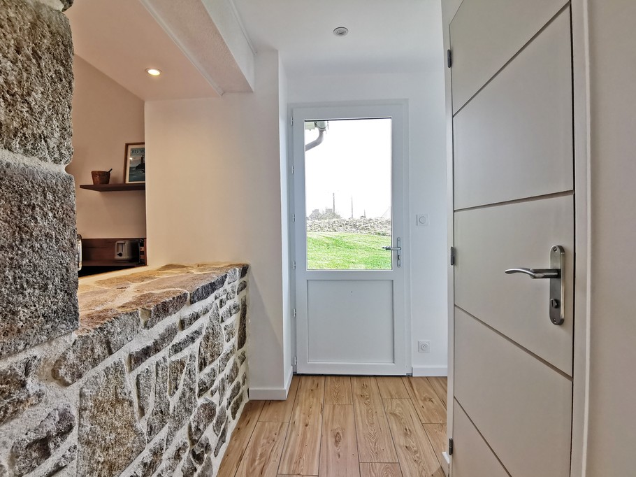 couloir avec accès jardin privatif à l'arrière de la maison