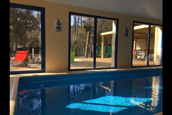 Vue terrasse ouest en bois depuis la piscine