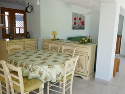 Le séjour avec un espace salle à manger