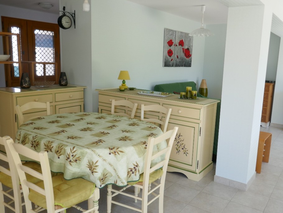 Le séjour avec un espace salle à manger