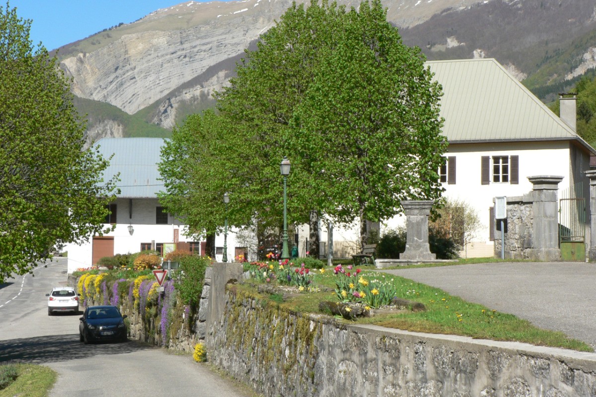 le village la mairie,la poste,point info tourisme