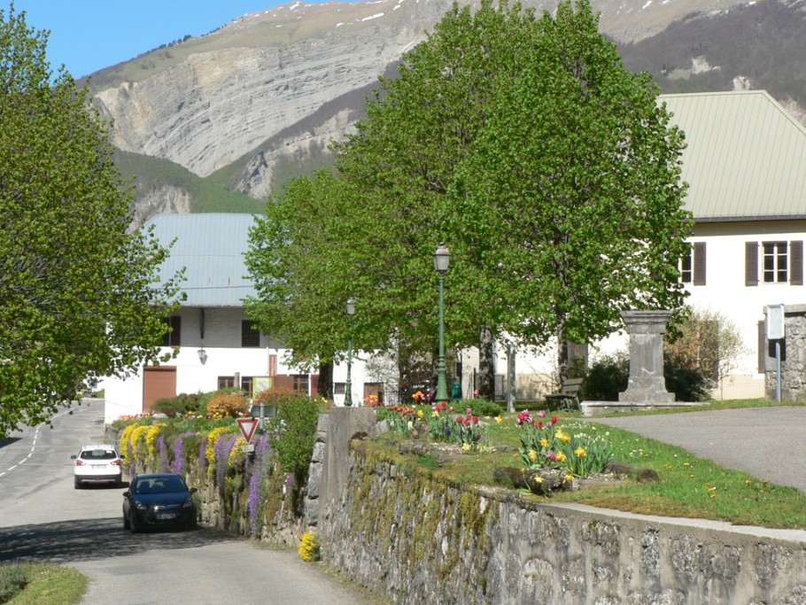 le village la mairie,la poste,point info tourisme