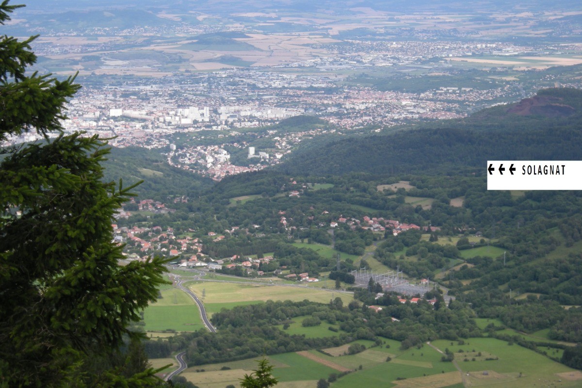 Du sommet du Puy-de-Dôme, vue sur Royat-Chamalières-Clermont-Ferrand et le village de Solagnat, dans les arbres à droite