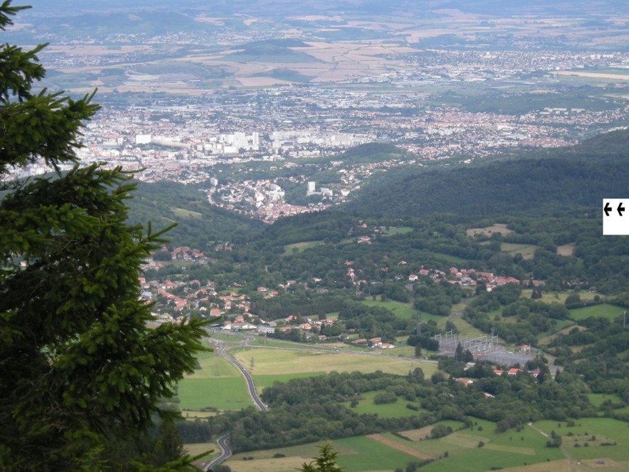 Du sommet du Puy-de-Dôme, vue sur Royat-Chamalières-Clermont-Ferrand et le village de Solagnat, dans les arbres à droite